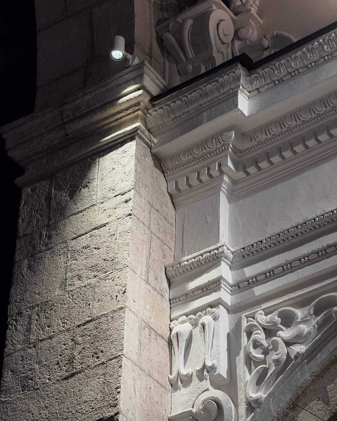 Dettaglio architettonico illuminato